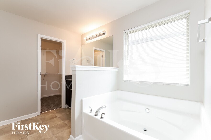 Building Photo - 777 Grenier Terrace NE