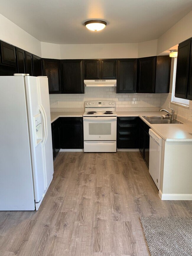 Building Photo - Updated 3-Bed, 1.5-Bath Duplex in Central Fort Collins!