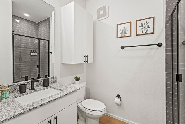 Building Photo - 596 W 9th St