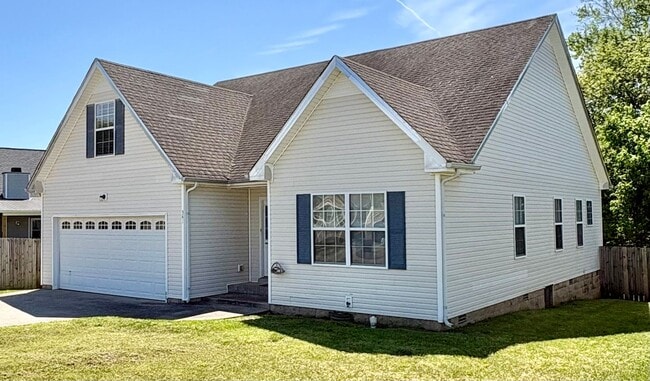 Building Photo - Nice home awaiting you to call home today- close to shopping and dining