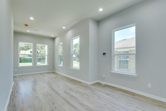 Building Photo - 1441 N Beckley Ave