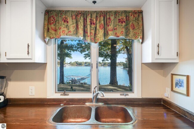 Building Photo - 5521 Silver Sunrise Trail