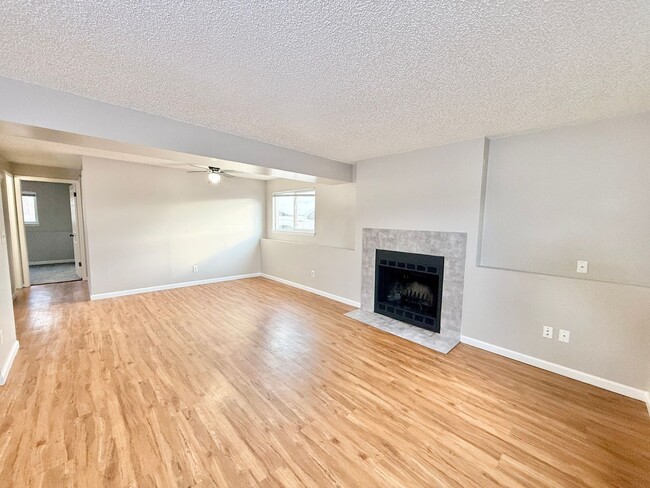 Building Photo - $500 off your 2nd months rent!