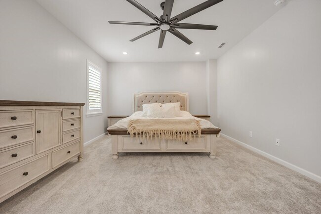 Building Photo - Spacious 5-Bedroom Home with Modern Upgrad...