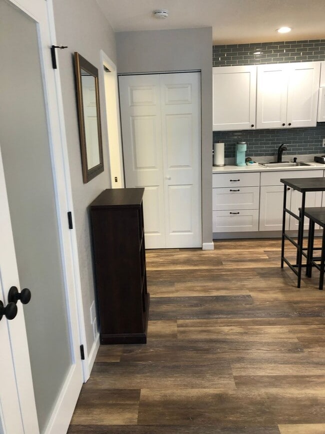 Building Photo - Beauty and Convenience! Remodeled, Fully F...