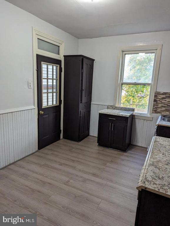 Building Photo - 327 W Race St