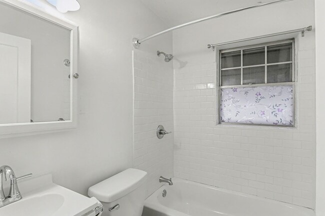 Building Photo - 10 Swan St