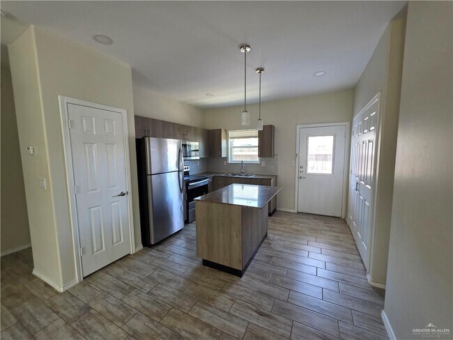 Building Photo - 5005 N Hiawatha Dr