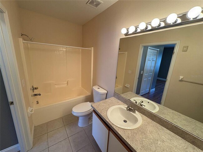 Building Photo - 6413 Hollydale Pl