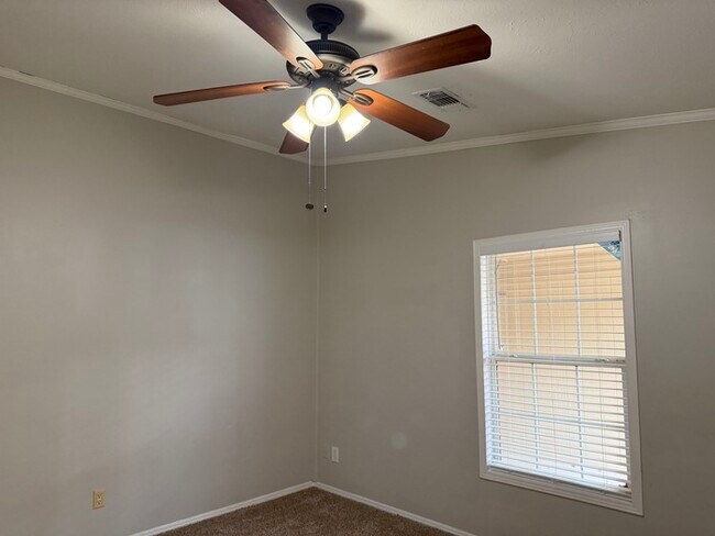 Building Photo - Cute property...