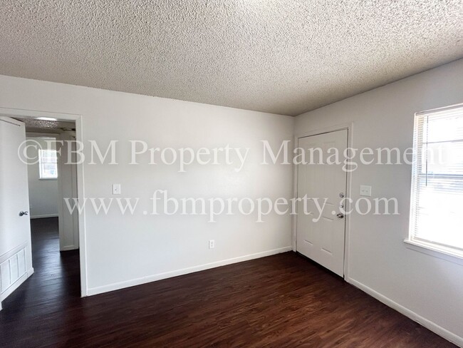 Building Photo - 825 Tehuacana Hwy