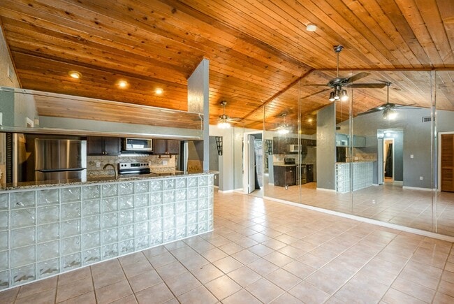 Building Photo - SUNTREE