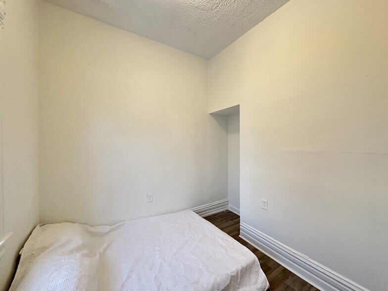 Building Photo - 1626 N Fairfield Ave