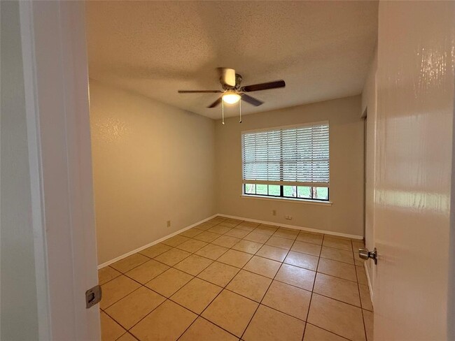 Building Photo - 502 Hedgewood Dr