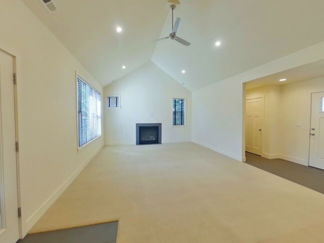 Building Photo - Newer Duplex Near Autzen Stadium - 3Bed/2B...