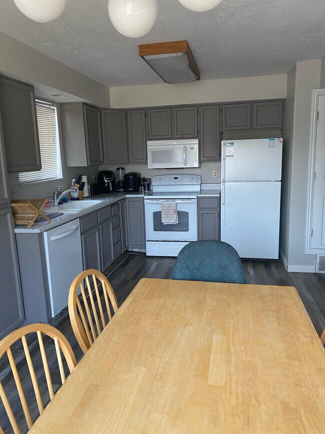 Building Photo - 240 E 2230 N