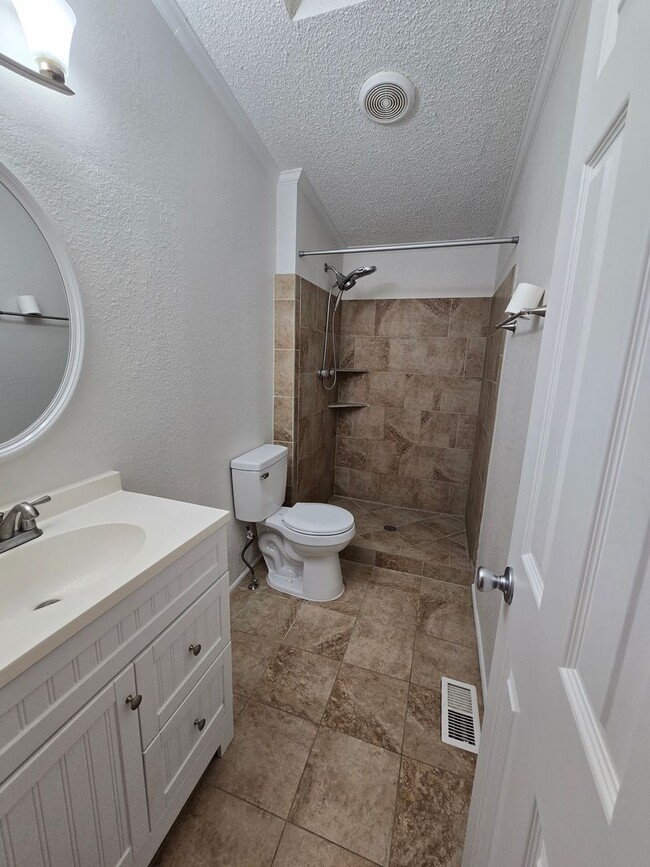 Building Photo - Privacy in the country!