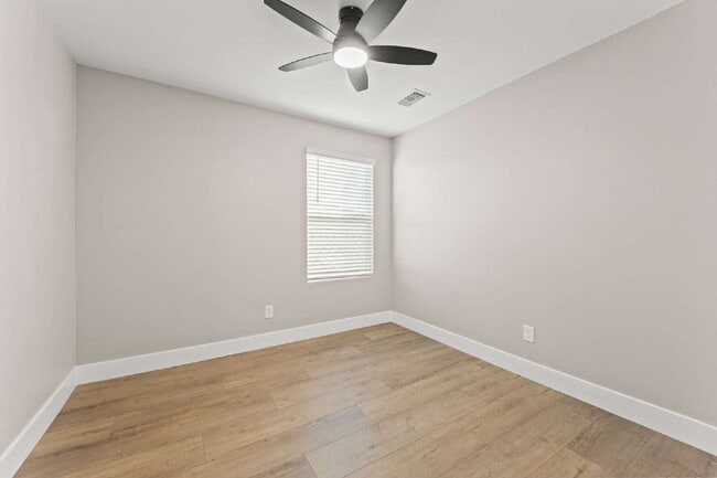 Building Photo - Beautiful two-story home with a bright open floor plan and modern finishes throughout. The spacio...