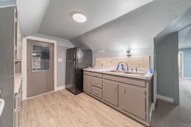 Building Photo - 409 Racine St