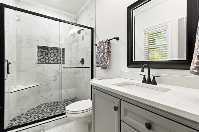 Building Photo - Updated Cottage 5 mins from Uptown Charlotte!