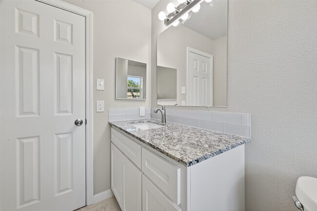 Building Photo - 10603 Highland Woods Dr