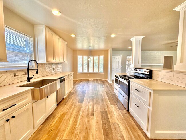 Building Photo - 4 Bed Spacious Midwest city House