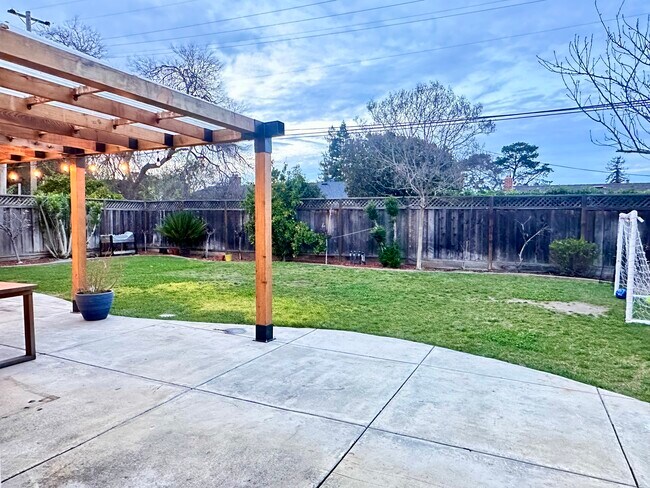 Building Photo - 1717 Gladstone Ave