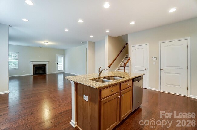 Building Photo - 1934 Madeira Cir