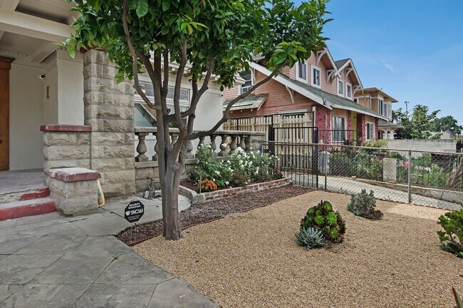 Tandem Parking Available - 1238 S Bonnie Brae St