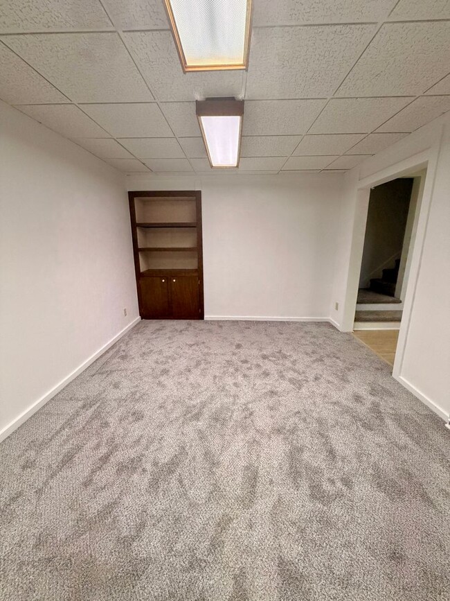 Building Photo - Vintage Home in an unbelievable location