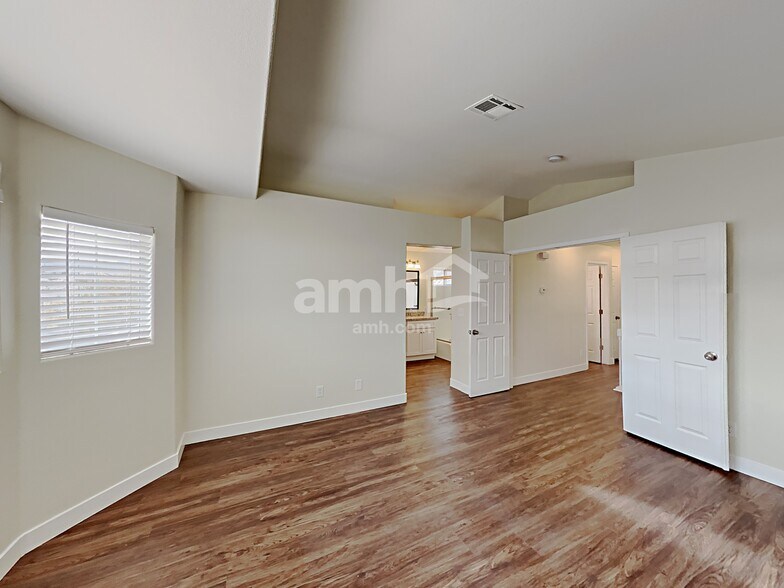 Building Photo - 6920 White Lakes Ave