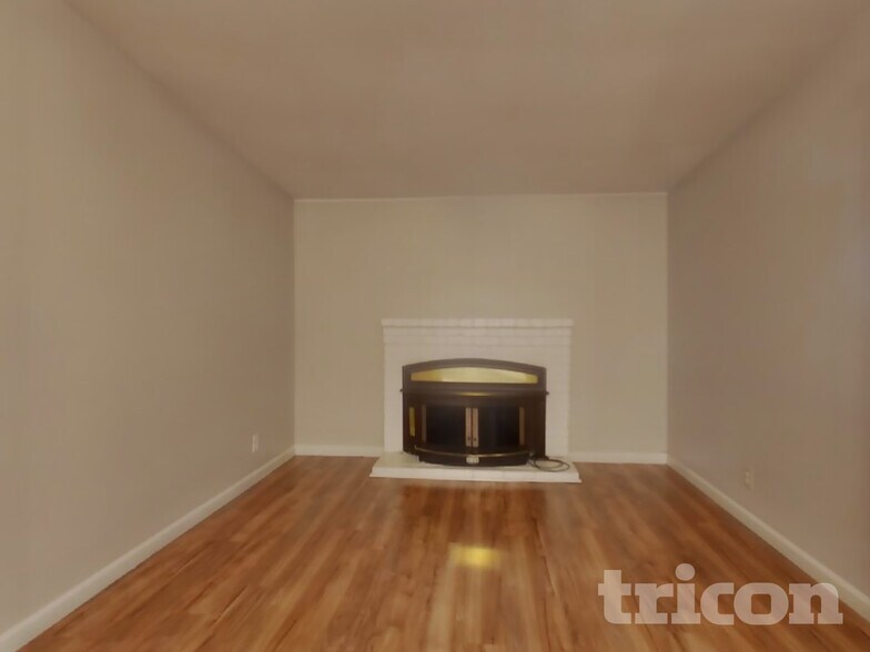 Building Photo - 402 E Pacific Ave