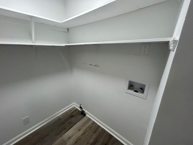 Building Photo - 240 Jamil Rd