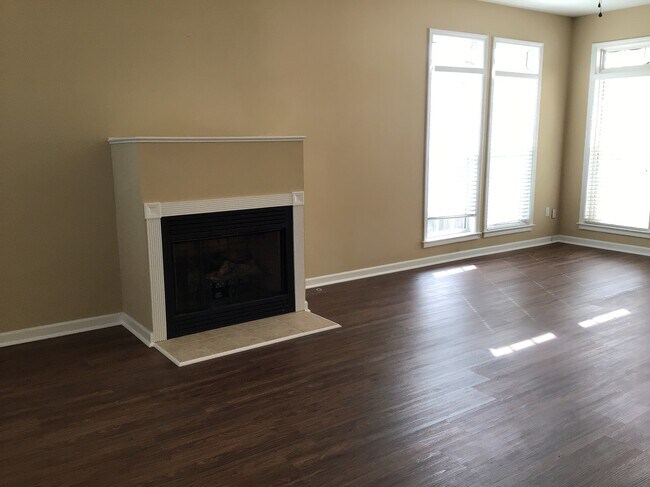 Building Photo - 303 Stallion Rd