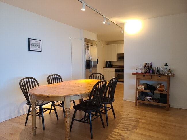 Building Photo - 2400 N Lakeview Ave