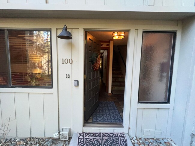 Building Photo - Nicely Remodeled Fully Furnished Condo
