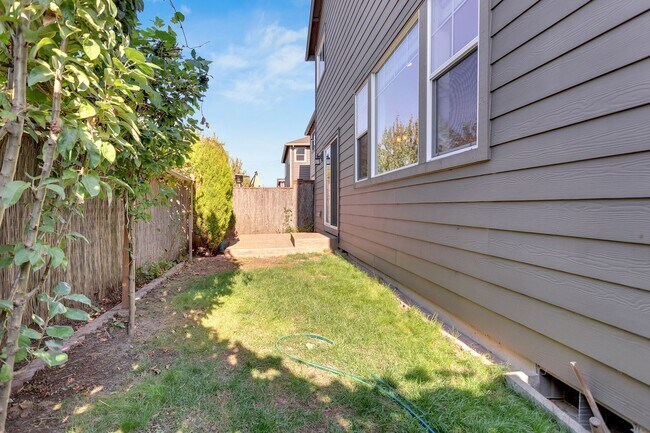 Building Photo - Spacious 4BR/3BA in Beaverton