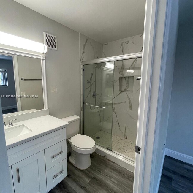 Building Photo - 301 Palm Cir E