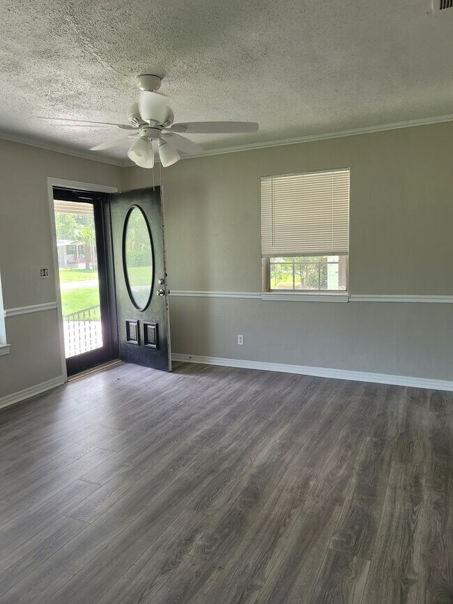 Building Photo - Renovated 3/2 in Cedar HIlls