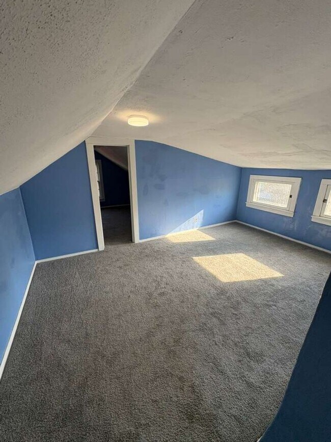 Building Photo - Cozy & Convenient Euclid Home Near Lake Erie