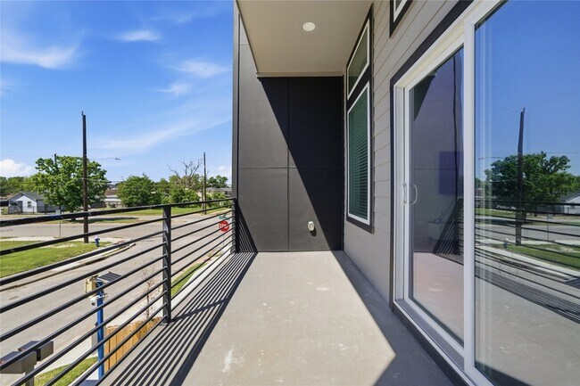 Building Photo - 5505 Hershe St