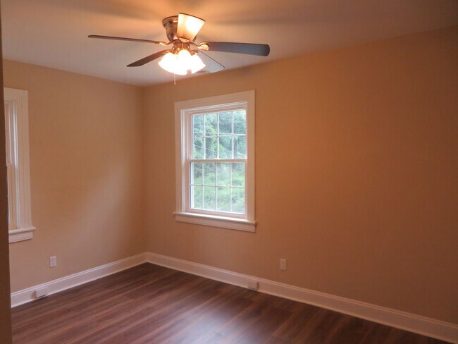 Building Photo - Newly renovated and updated home in Historic Petersburg.