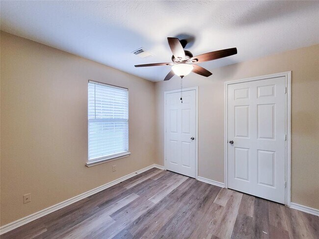 Building Photo - 12700 Royal Green Dr