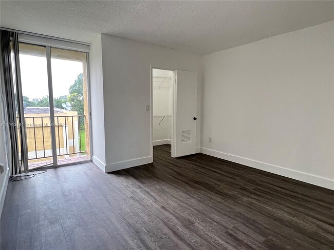Building Photo - 9210 Fontainebleau Blvd