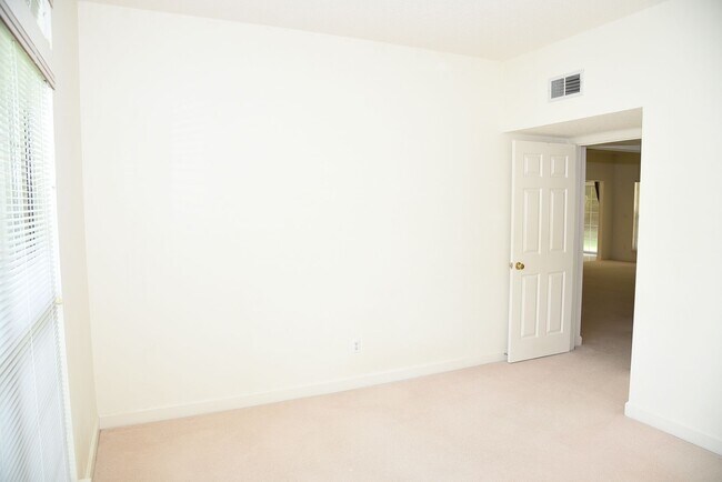 Building Photo - 4 bedroom in Parkwood Estates!