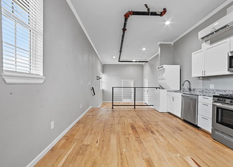 Building Photo - 2714 E 15th St