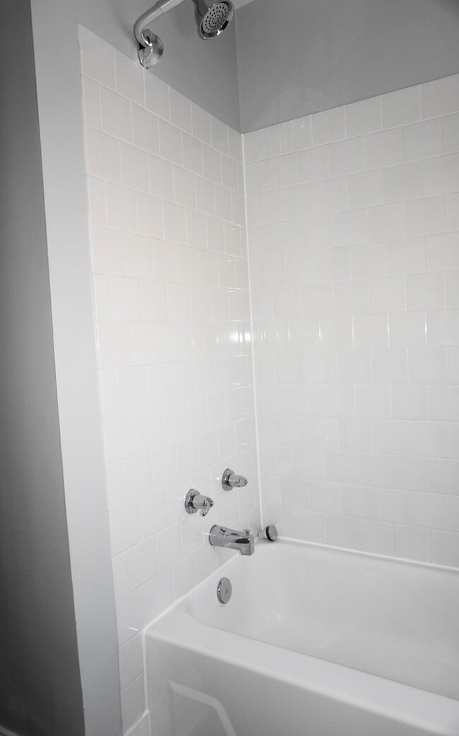 Building Photo - Newly Renovated End-of-Group Townhome in F...