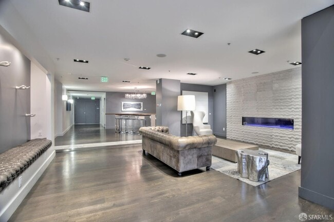 Building Photo - 555 4th St