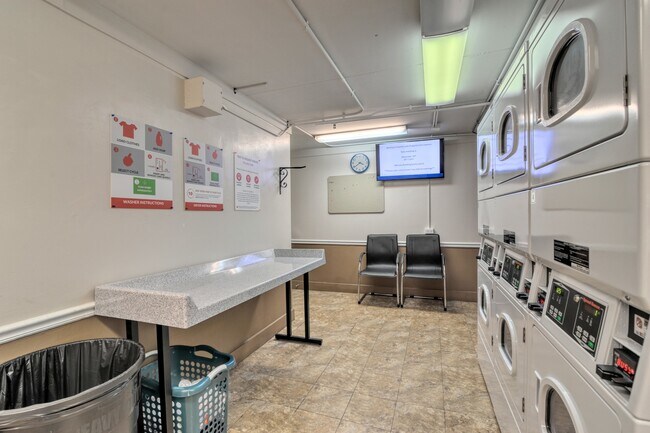 Building Photo - 1460 Fairlane Dr