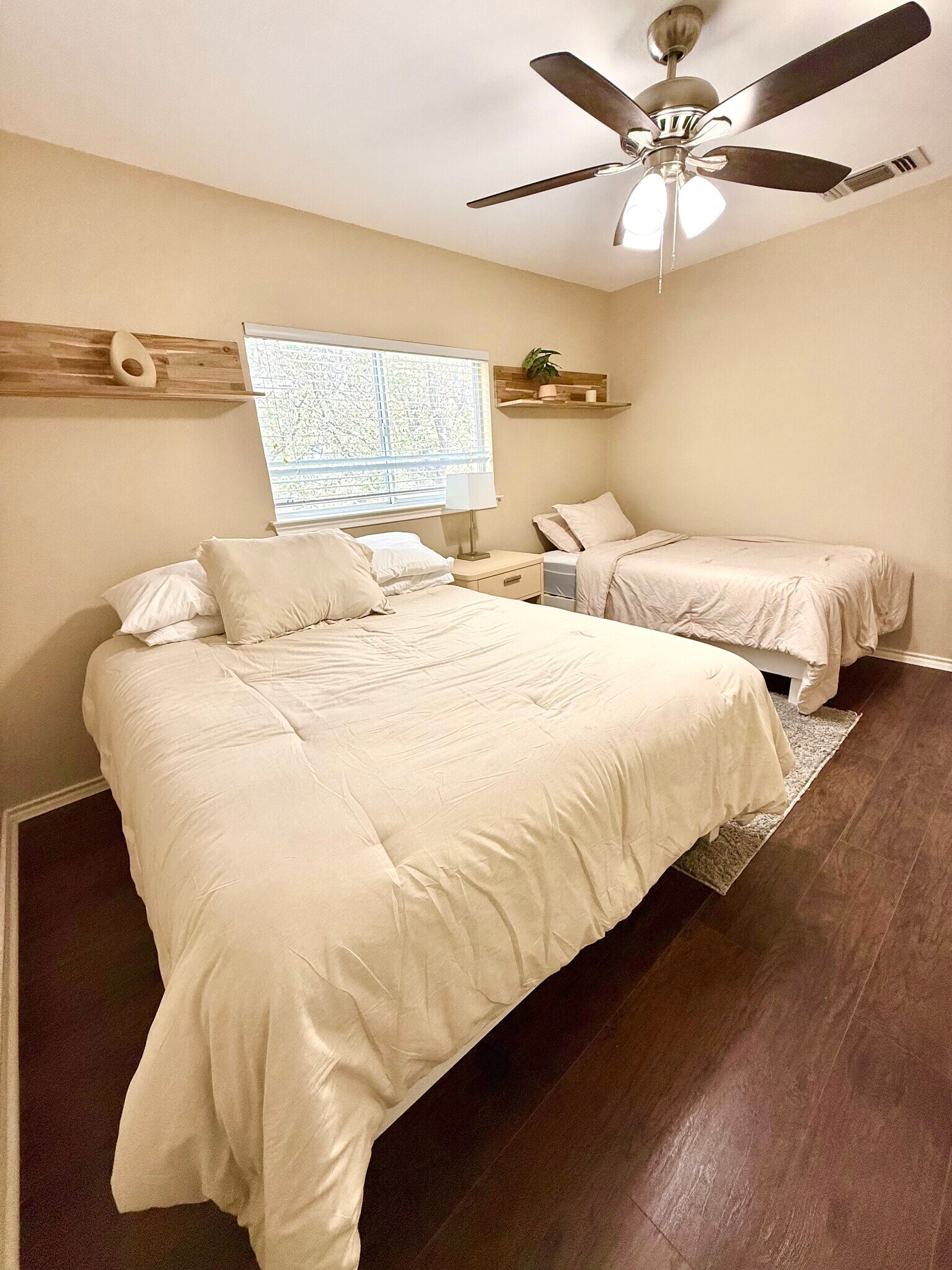 guest bedroom 1 with one queen bed and one twin bed - 9163 Timber Rnch
